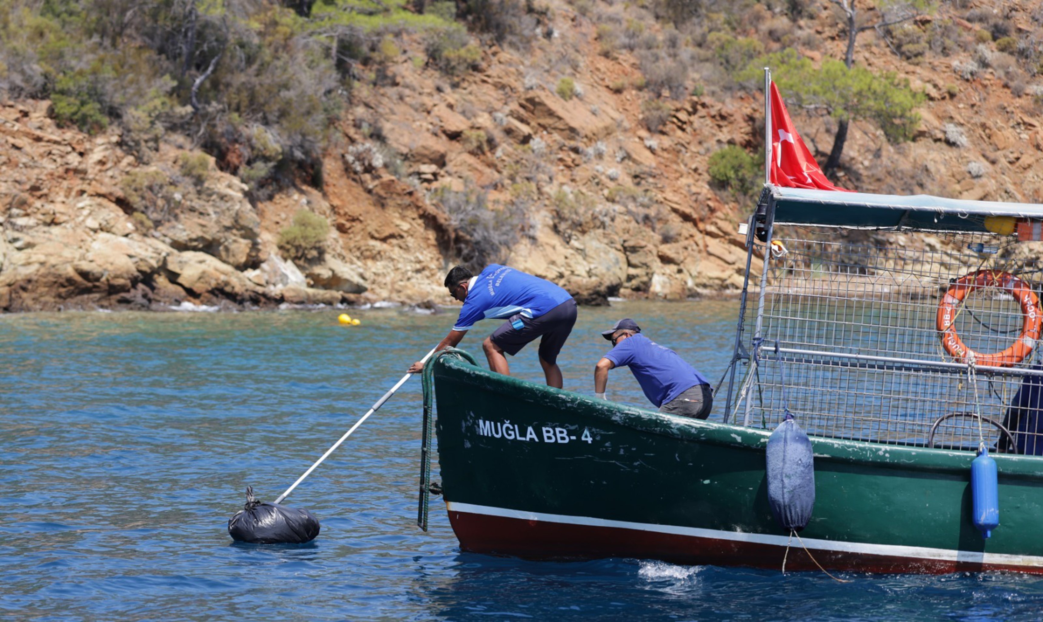 Muğla Koylarında Çevre Seferberliği: Karadan Ulaşılamayan Noktalardan 306 Ton Çöp Toplandı