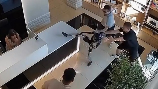 Müşteri Robotu İtti: Robot Tekme Tokat Saldırdı