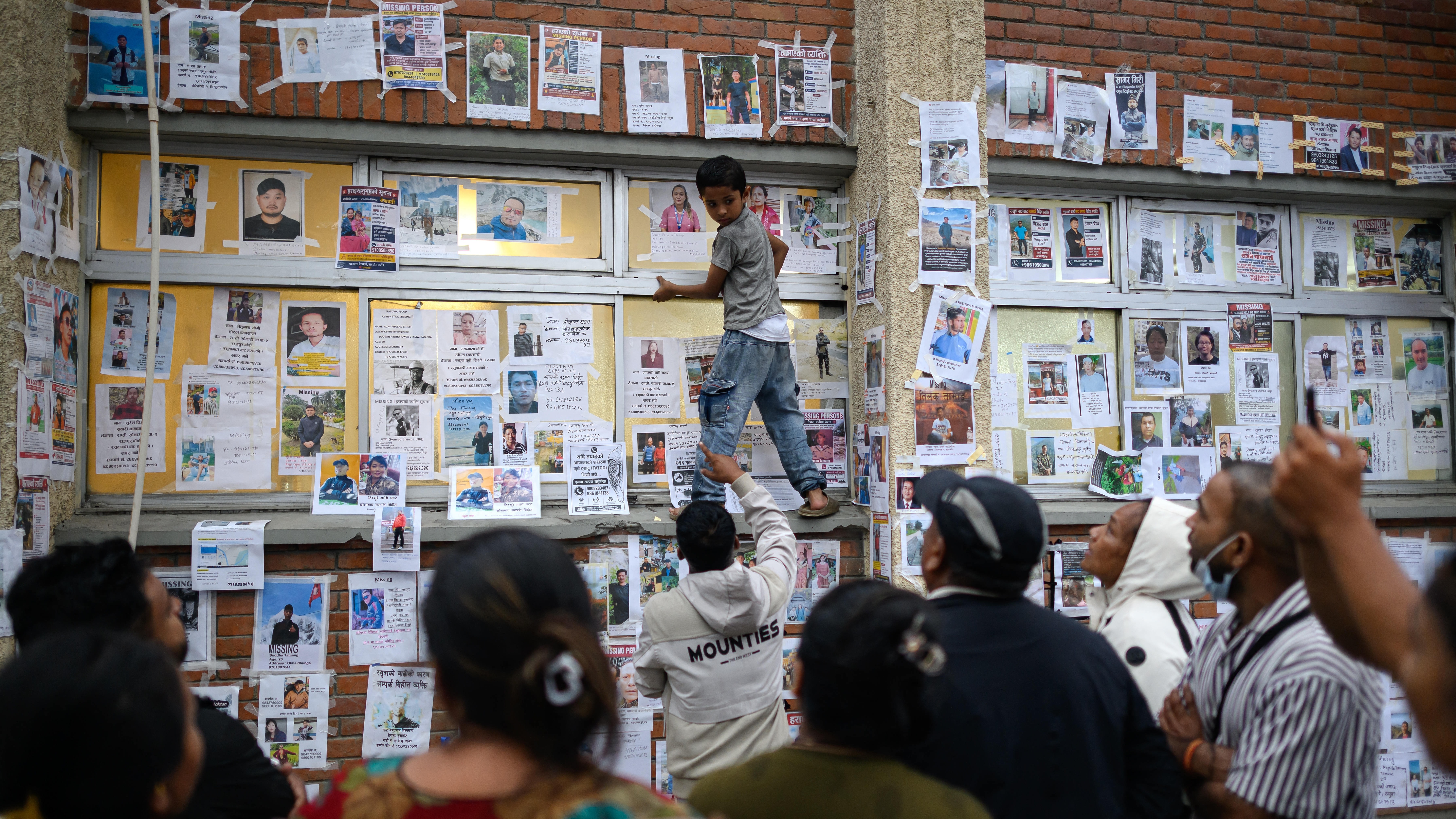 Nepal Sel Felaketinde 25 Metrelik Umut Duvarı: Binlerce Kayıp Aranıyor