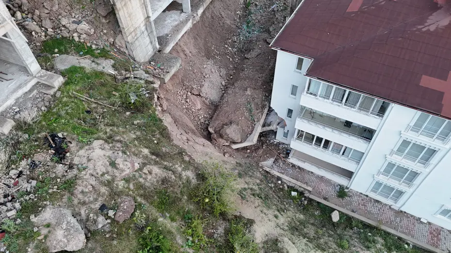 Nevşehir'de İstinat Duvarı Faciası: 10 Ev Tahliye Edildi