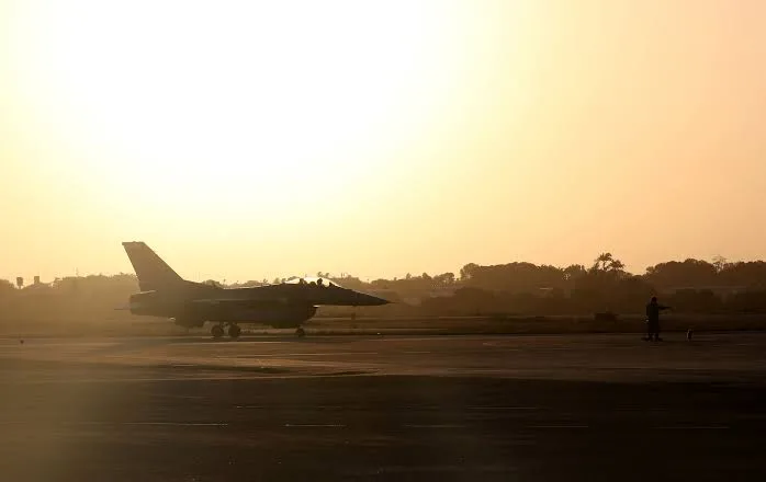 ABD'de F-16 Savaş Uçağı Düştü: Pilot Son Anda Kurtuldu