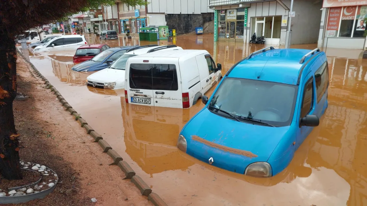 Rize'de sağanak bastırdı, otomobiller suya gömüldü
