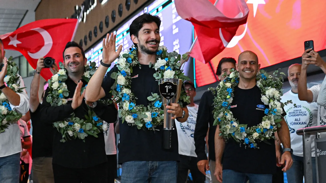 Dünya Şampiyonu Ralli Pilotu Ali Türkkan İstanbul'da Coşkuyla Karşılandı