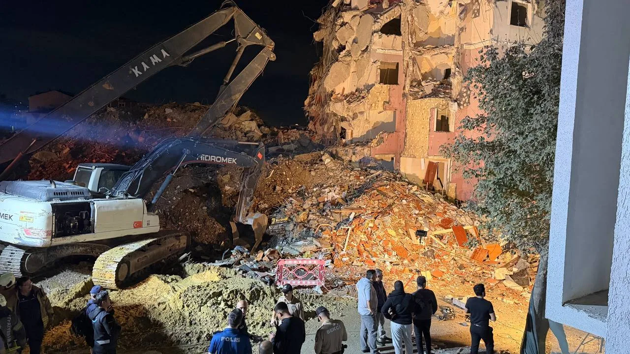 Küçükçekmece'de yıkım sırasında bina çöktü: 3 kişi yaralandı