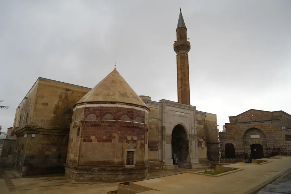 Niğde'nin Tarihi Mirası: 691 Yıllık Sungurbey Cami İbadete Açıldı
