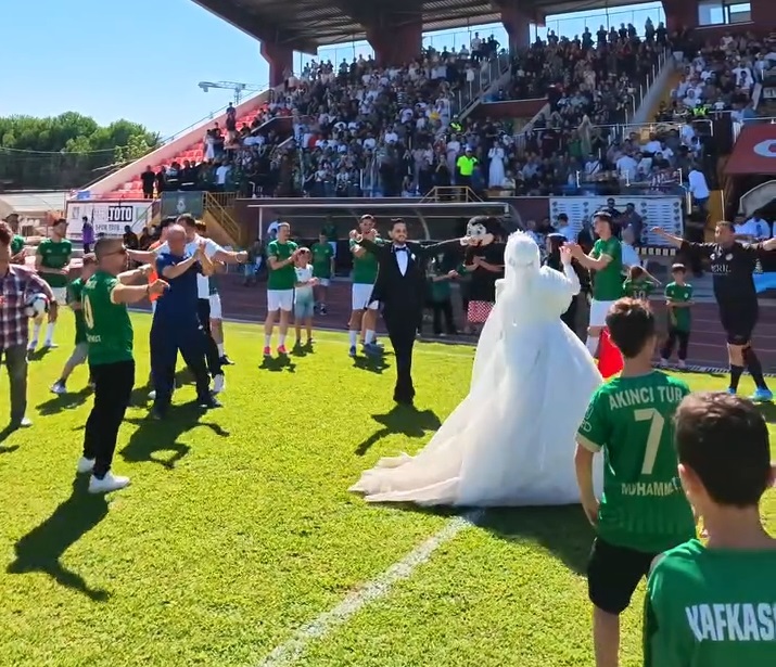 Nikah Masasından Tribüne: Gelin ve Damat Sahada Çiftetelli Oynadı