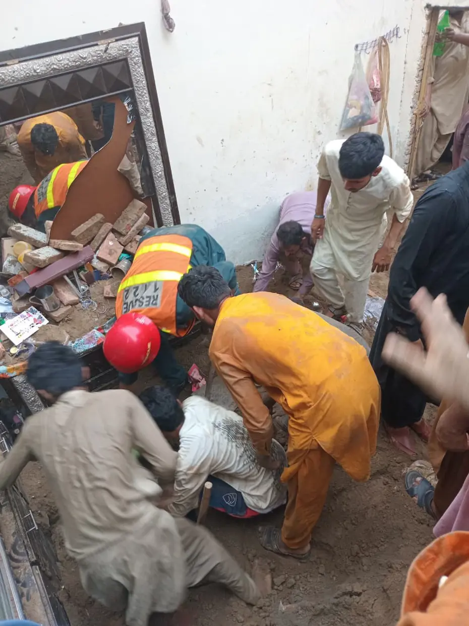 Pakistan'da Faciayla Sonuçlanan Çatı Çökmesi: 14 Öğrenci Hayatını Kaybetti