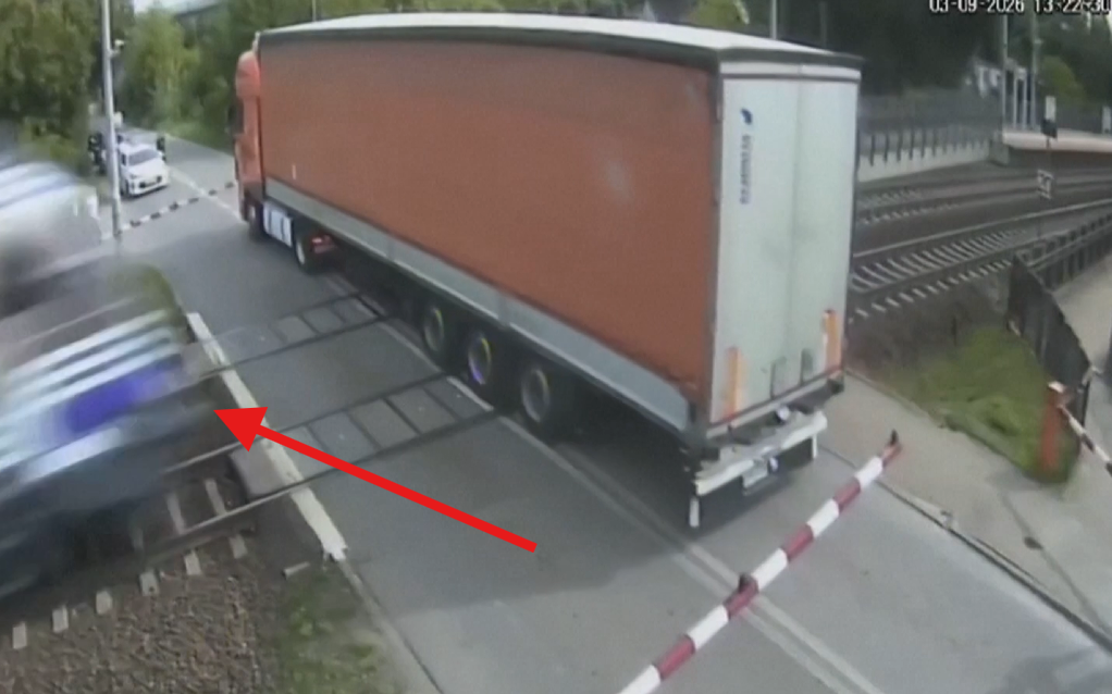Polonya'da Dehşet Anları: Yolcu Treni Raylarda Kalan TIR'a Çarpıp Paramparça Etti