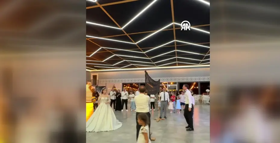 Rize'de Unutulmaz Düğün: Gelin ve Damat Salonun Ortasında Voleybol Oynadı