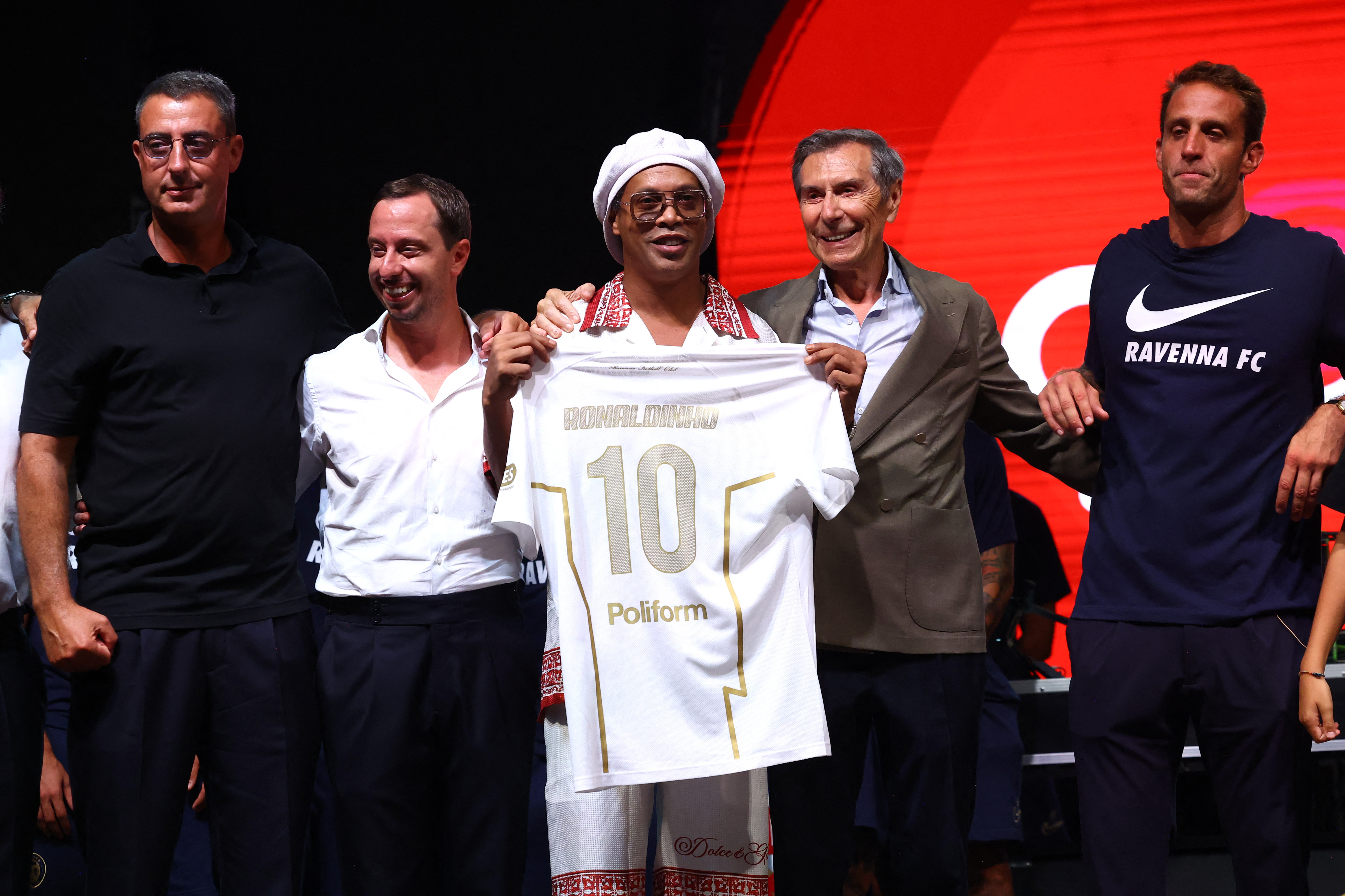 Ronaldinho Futbola Geri Döndü! İtalyan Ekibiyle Anlaştı ve Hisse Aldı
