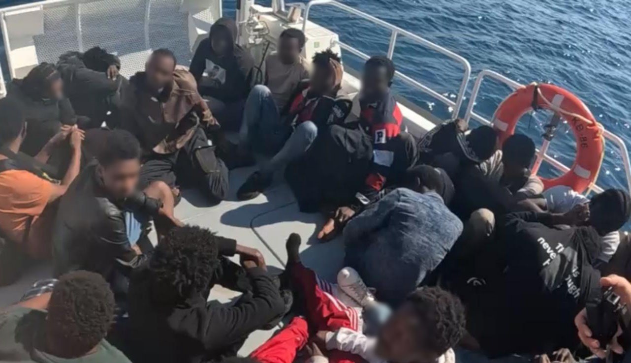 Sahil Güvenlikten İzmir’de Düzensiz Göçmen Operasyonu: 56 Göçmen Yakalandı