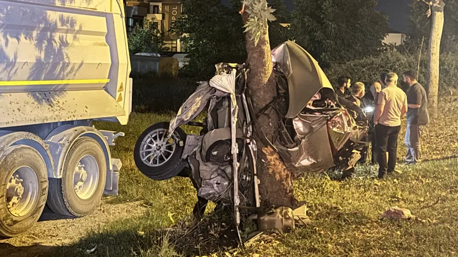 Sakarya'da Korkunç Kaza: Ağaca çarpan otomobil ikiye bölündü