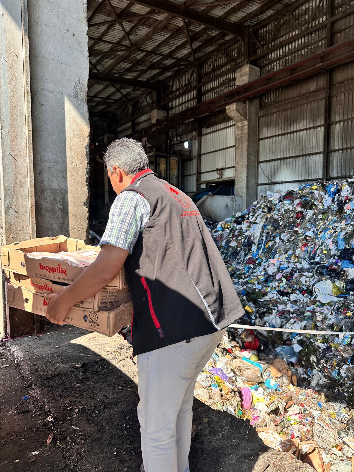 Sakarya'da Skandal Denetim: 140 Kilo Tarihi Geçmiş Tavuk Ele Geçirildi
