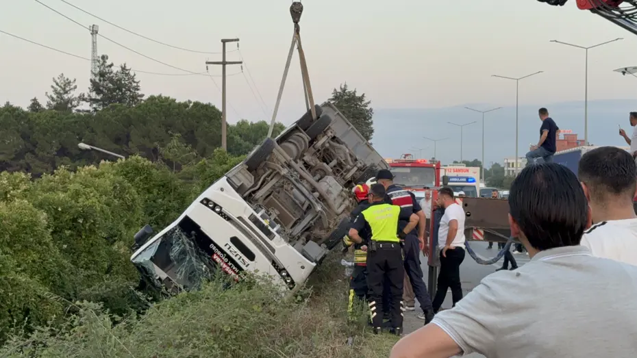 Samsun'da Halk Otobüsü Devrildi: 21 Yaralı