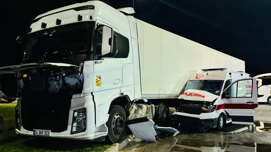 Samsun'da Korkunç Kaza: Tır ile Hasta Taşıyan Ambulans Çarpıştı