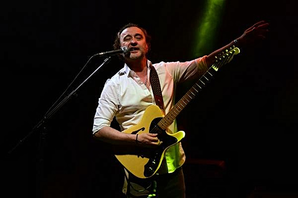 Şarkıcı Nev Yoğun Bakımda: Sağlık Durumu Hakkında Açıklama Yapıldı