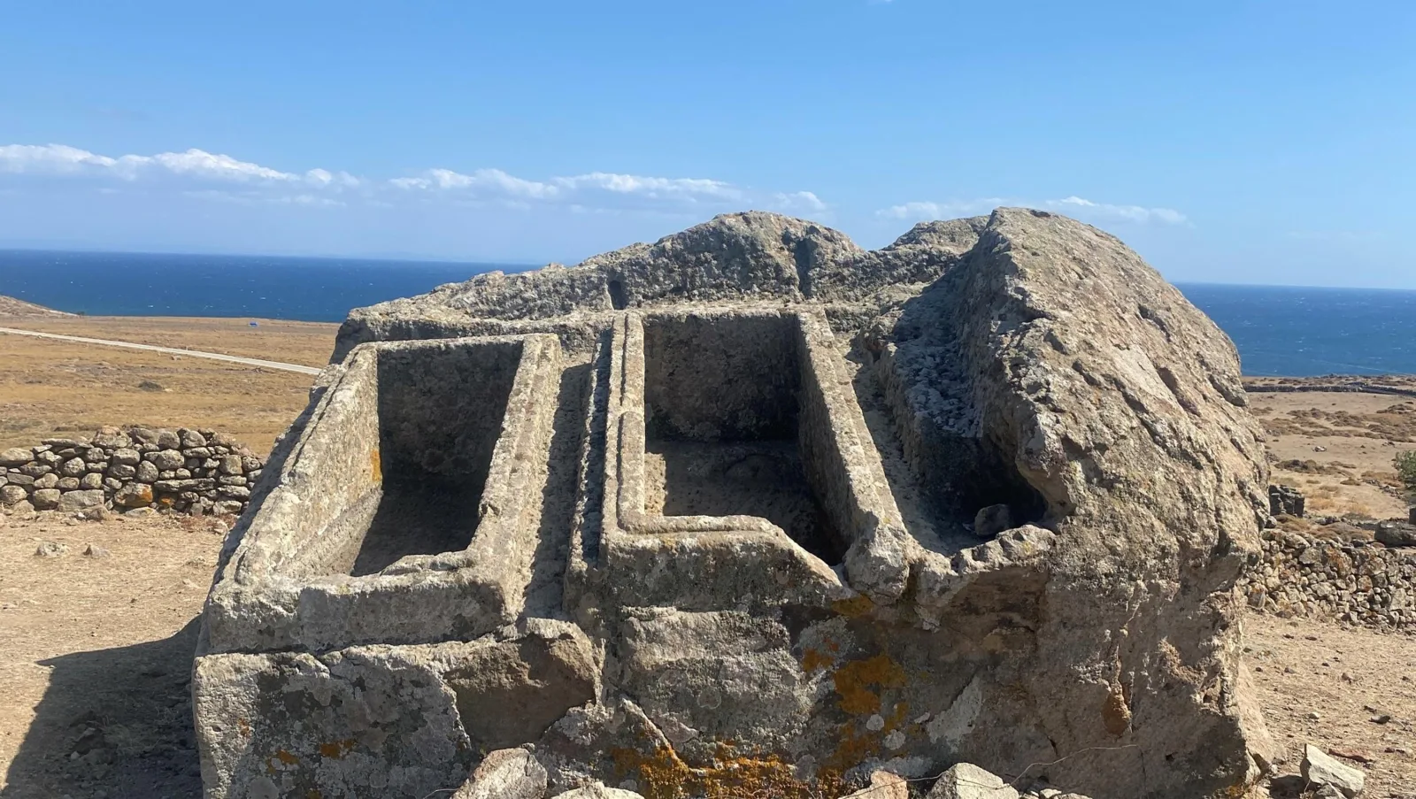 Gökçeada’da Dev Kayaya Oyulmuş 2 Bin 400 Yıllık İkiz Mezar Bulundu