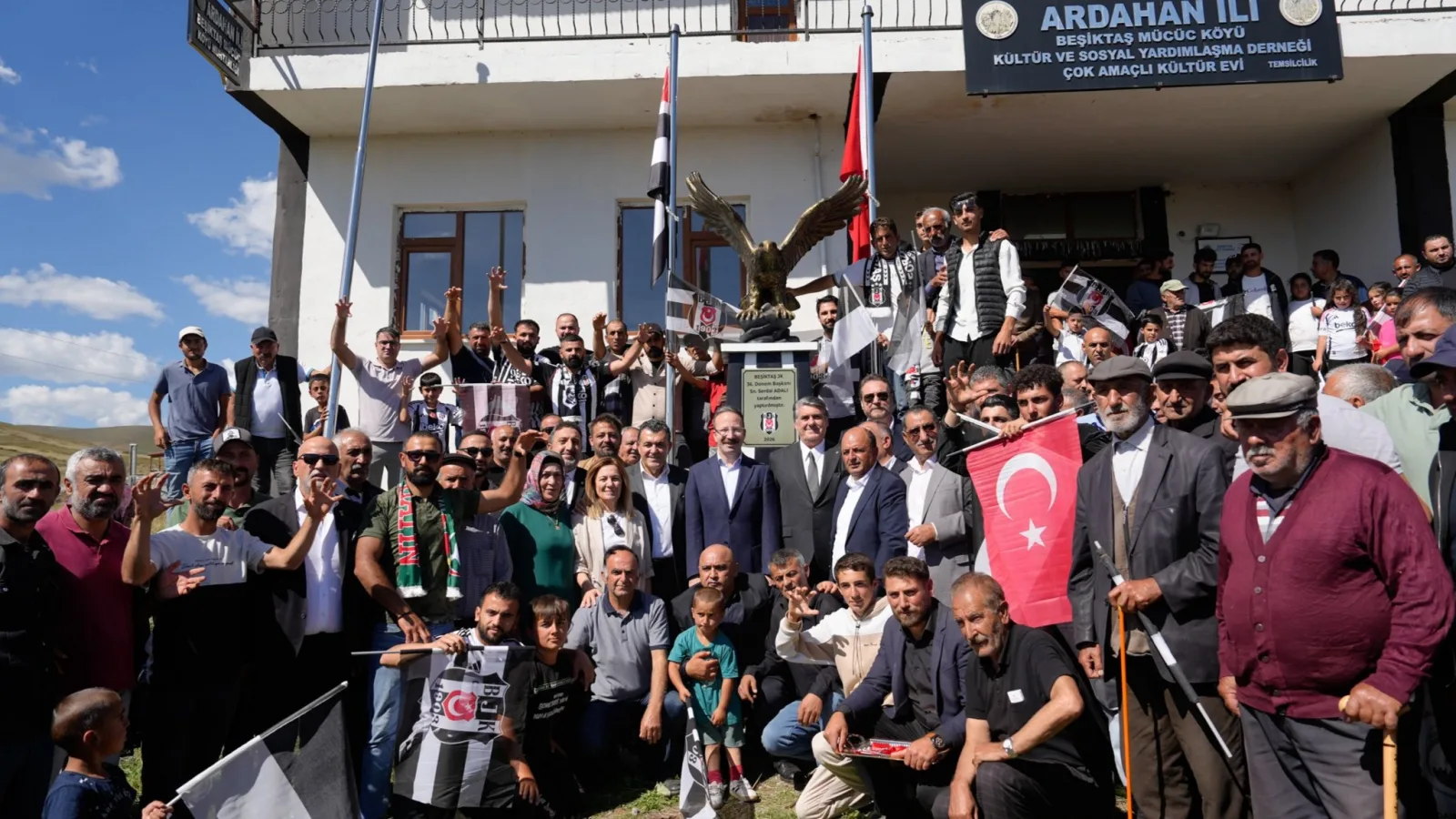 Ardahan'ın Beşiktaş Köyüne Kartal Heykeli Dikildi