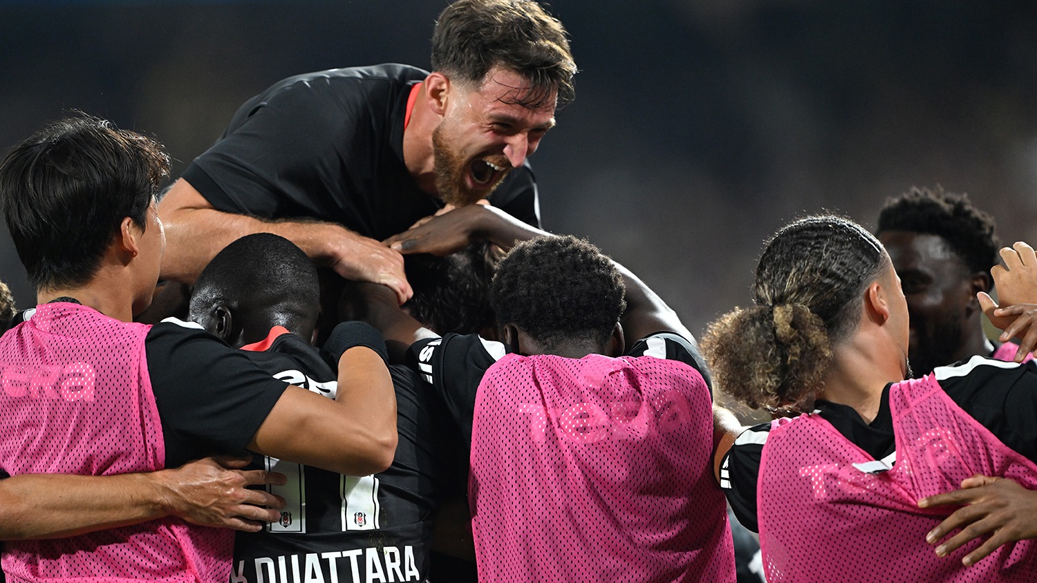 Sezonun ilk derbisi Beşiktaş'ın! Fenerbahçe öne geçtiği maçtan eli boş ayrıldı