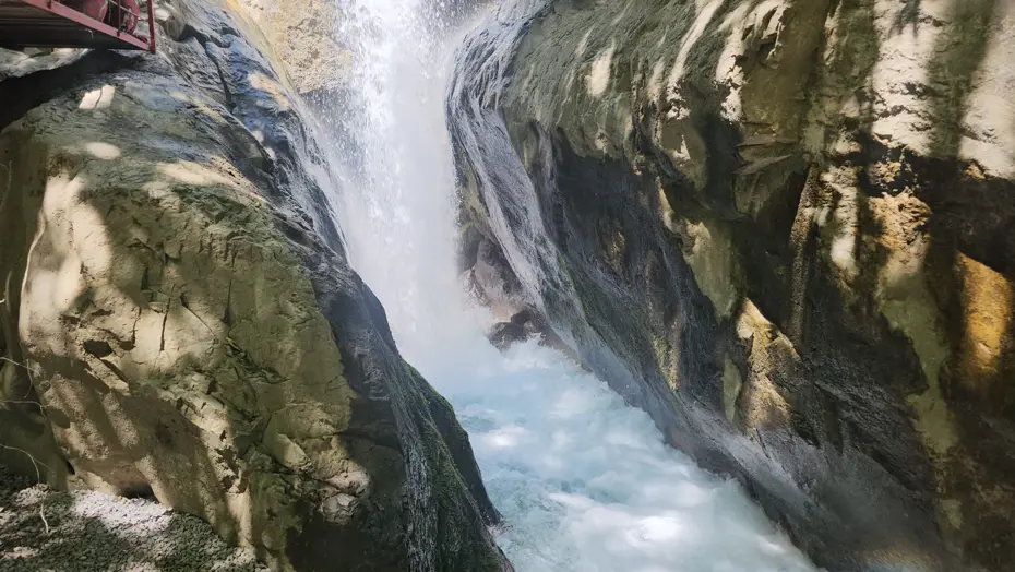 Sıcaklardan Kaçış Noktası: Nehri Şelalesi Ziyaretçilerini Bekliyor