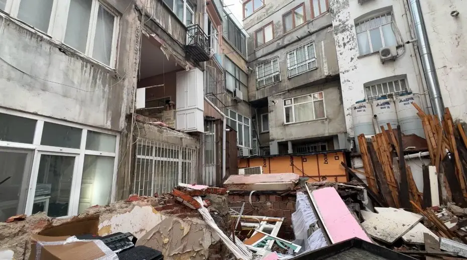 Şişli'de Korkutan Olay: Binanın Duvarı Çöktü, Mahalleli Deprem Sandı