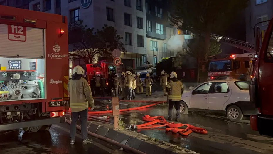 Şişli'de Korkutan Yangın: Motosikletten Sıçrayan Alevler 4 Katlı Binayı Sardı