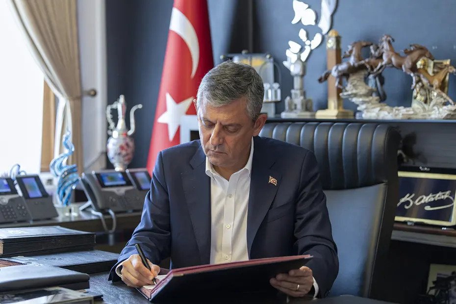 Siyasette Tarihi Gün: Özgür Özel ve 91 Milletvekili CHP'den İstifa Etti