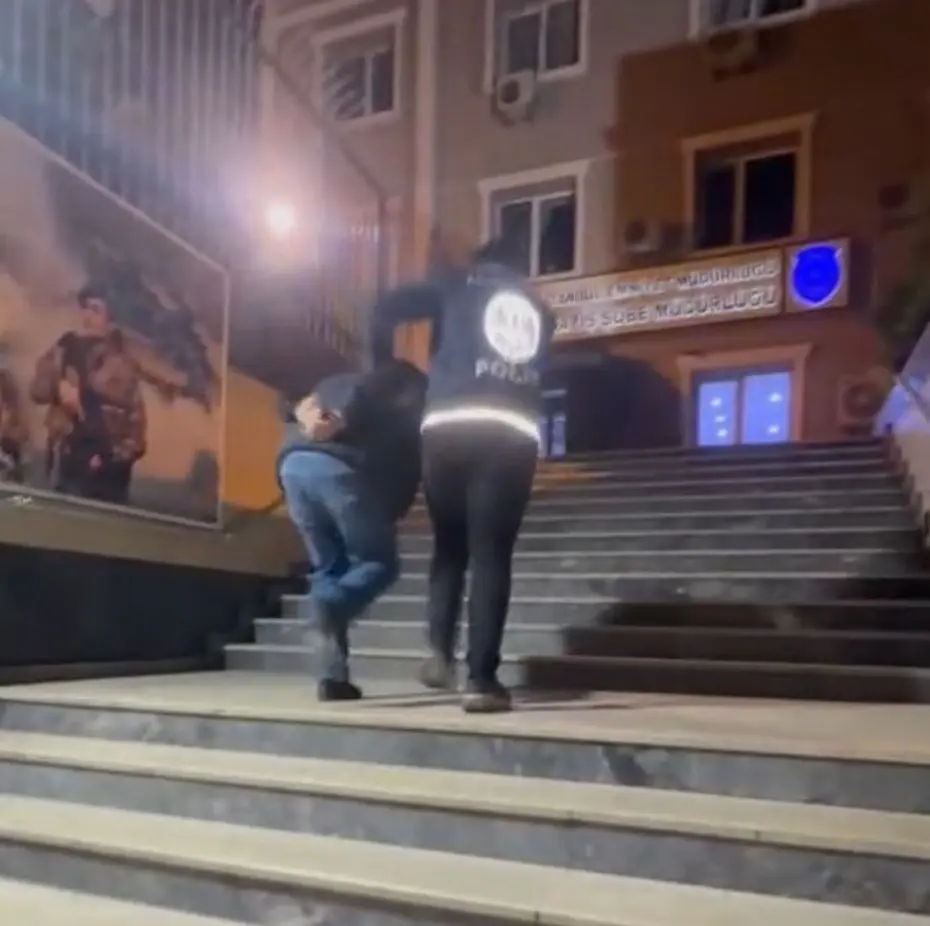 Sosyal Medyada Polis Yeleği ile Yayın Yapan Şahıs Gözaltına Alındı