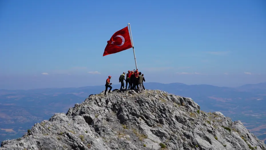 Spil Dağı'nın Zirvesinde 15 Temmuz Anması: Gaziler Şanlı Bayrağı Göndere Çekti