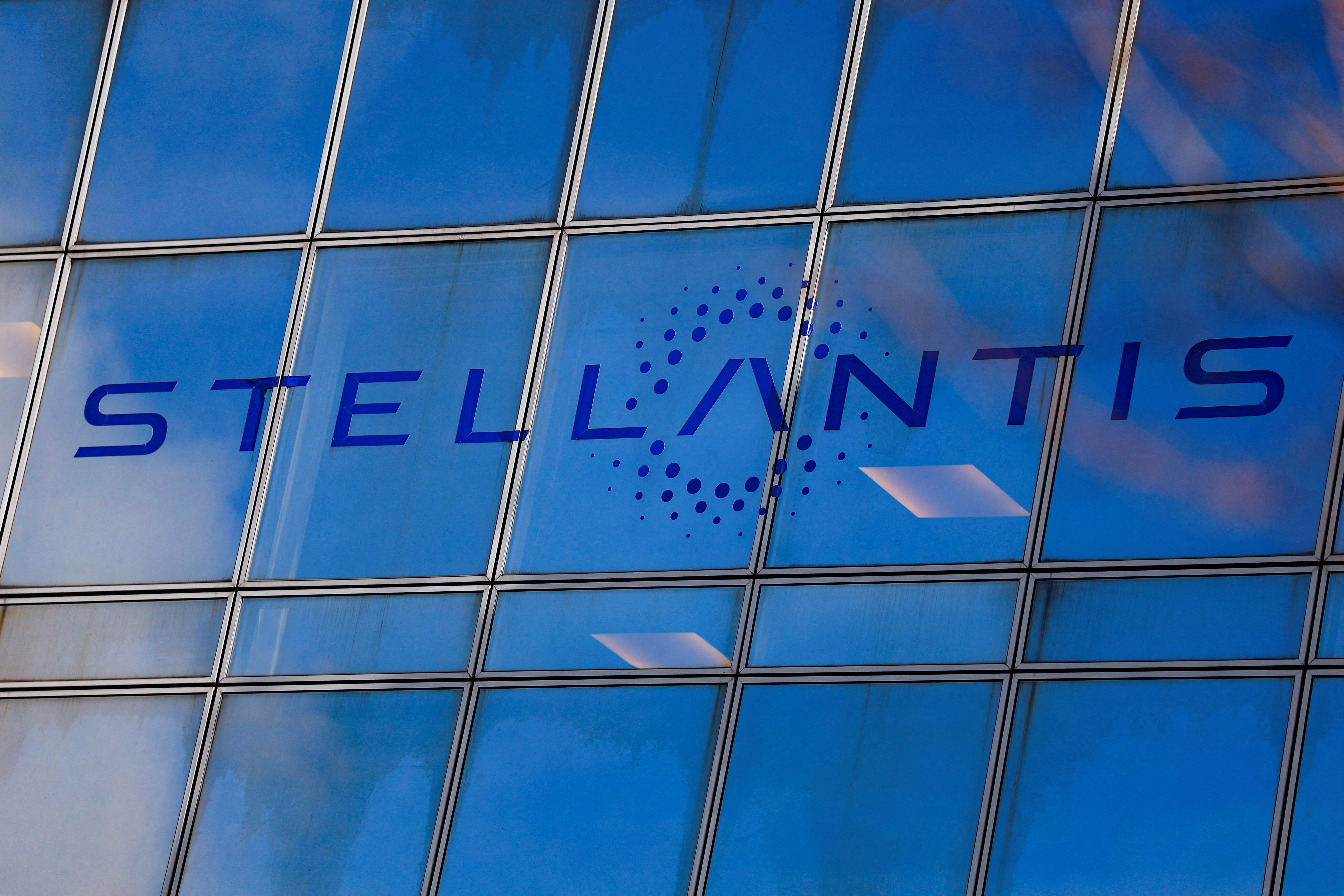 Stellantis'ten Büyük Geri Çağırma: 955 Bin Araçta Kamera Arızası