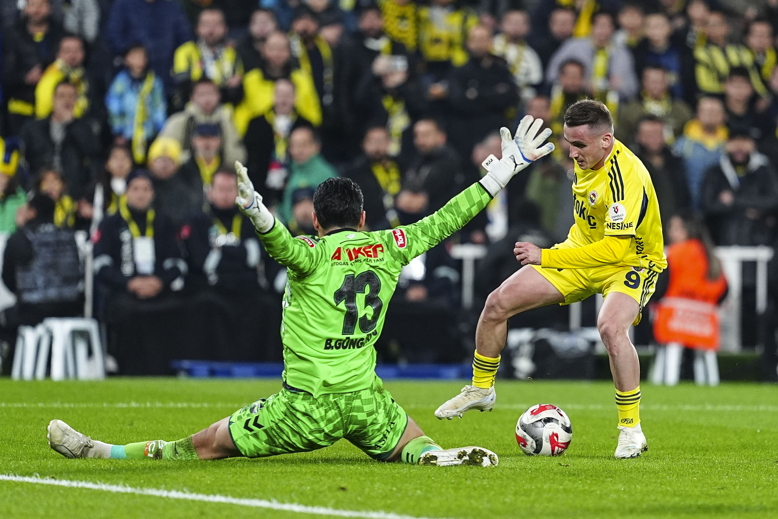 Süper Lig'de 2. Hafta Heyecanı: Fenerbahçe Sahasında Konyaspor'u Ağırlıyor