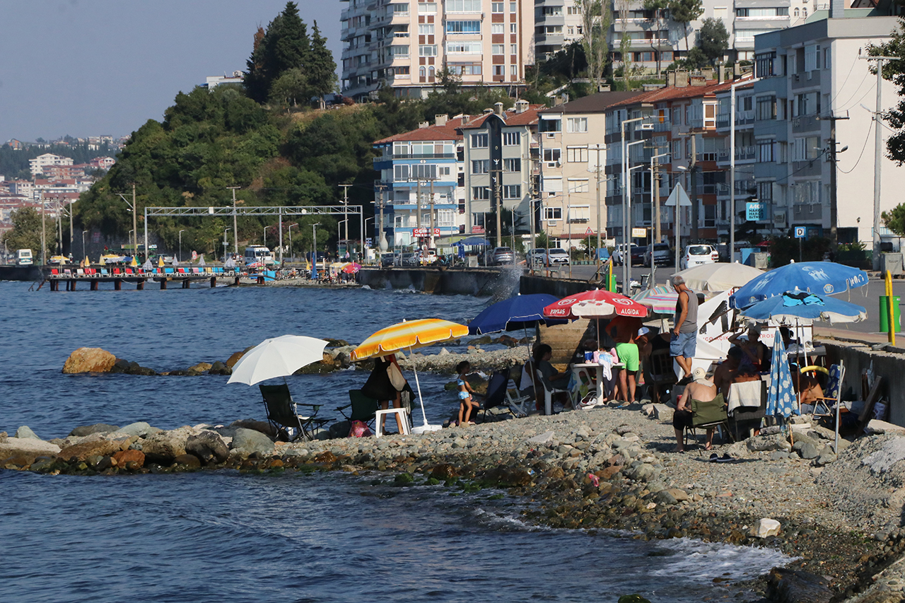 Tatilcilerin Uğrak Noktası Çınarcık'ta Denize Girmek Yasaklandı
