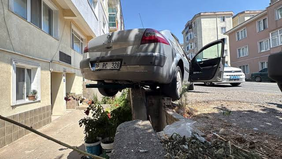 Tekirdağ'da Korkutan Kaza: Park Halindeki Otomobil İstinat Duvarında Asılı Kaldı