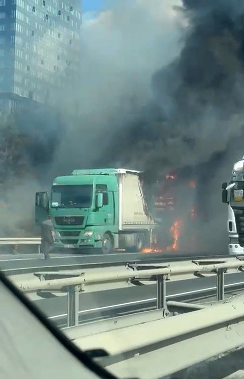 TEM Otoyolu'nda TIR Yangını: Esenyurt-Edirne Yönü Ulaşıma Kapandı