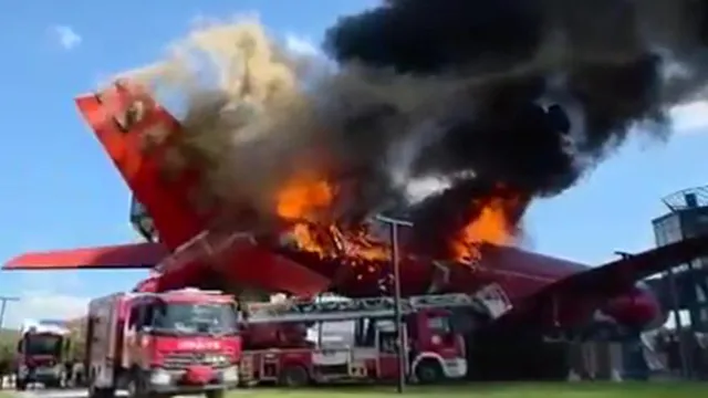 Kocaeli'de Bilim Merkezi Olan Yolcu Uçağı Alev Topuna Döndü