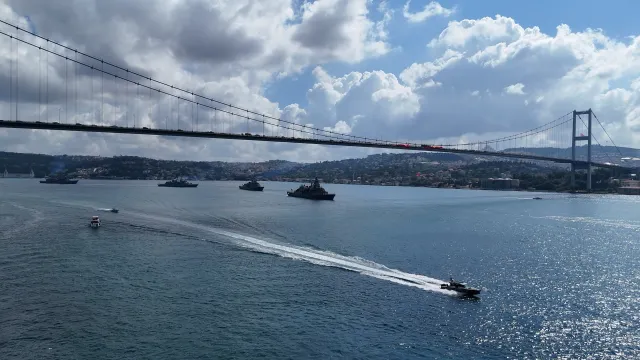 Donanma Gemilerinden İstanbul Boğazı'nda Görkemli 30 Ağustos Geçişi