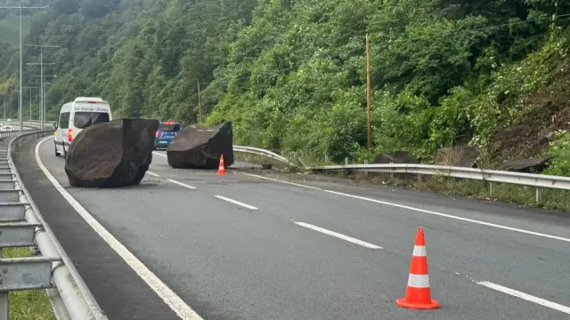 Rize'de Korkutan Olay: Dev Kayalar Karadeniz Sahil Yolu'nu Ulaşıma Kapattı