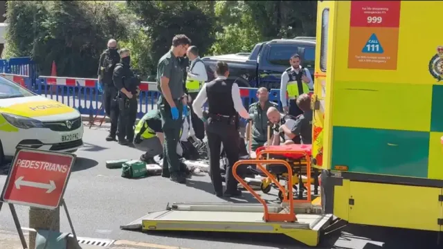 Londra'da Dehşet: Bıçaklı Saldırıda İki Kişi Ağır Yaralandı