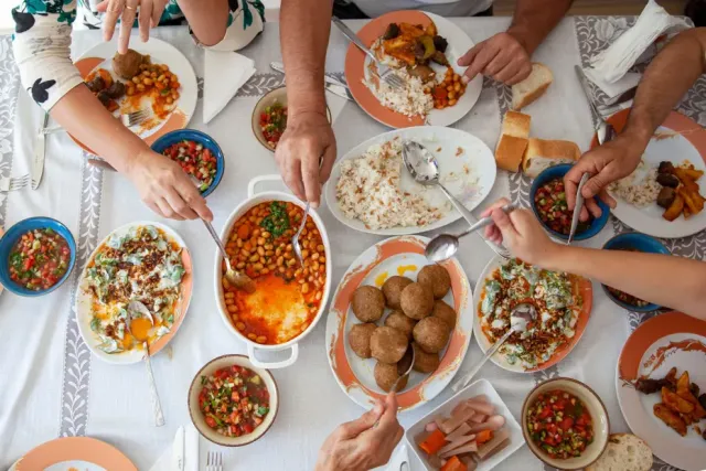 Ramazan Bayramı'nda Sindirim Sağlığınızı Koruyacak 5 Altın İpucu