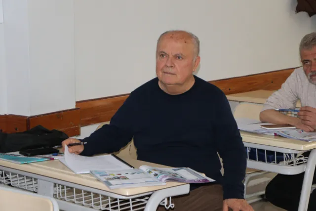 74 Yaşındaki Dede, Torunuyla İletişim Kurabilmek İçin İngilizce Öğreniyor