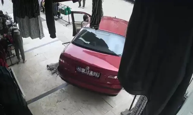 Afyonkarahisar'da Tehlikeli Anlar: Kontrolden Çıkan Otomobil Mağazaya Girmek Üzereyken Durduruldu