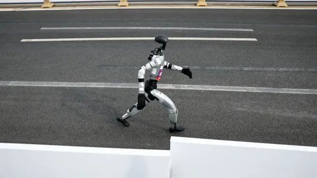 İnsansı Robotlardan Tarihi Başarı: Yarı Maraton Rekoru 7 Dakika Farkla Kırıldı