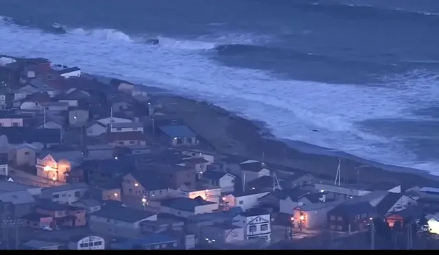 Japonya'da 7.5 Büyüklüğünde Deprem: Tsunami Alarmı Verildi