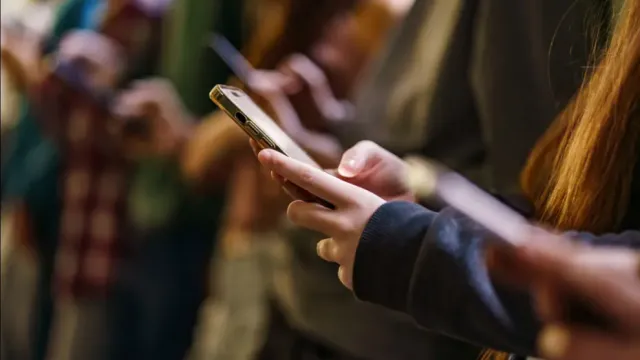 İngiltere'de Okullarda Yeni Dönem: Cep Telefonu Yasağı Zorunlu Hale Geliyor
