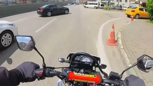 Bursa'da Trafik Kazası: Motosikletli Sürücü Otomobile Çarptı