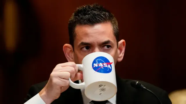 Trump'ın Oval Ofis Gündemi: NASA Direktörü ile Kulak Şakası ve Bütçe Gerilimi