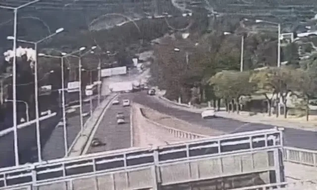 İzmir'deki Korkunç Tır Kazasında Dehşet Anları Kamerada