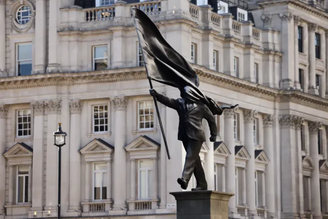 Banksy'den Londra'da Gece Yarısı Operasyonu: Gizemli Heykel Büyük Yankı Uyandırdı
