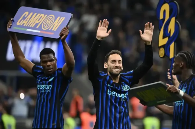 Hakan Çalhanoğlu'ndan Şampiyonluk Dansı: Inter ile Kupa Koleksiyonuna Bir Yenisini Ekledi