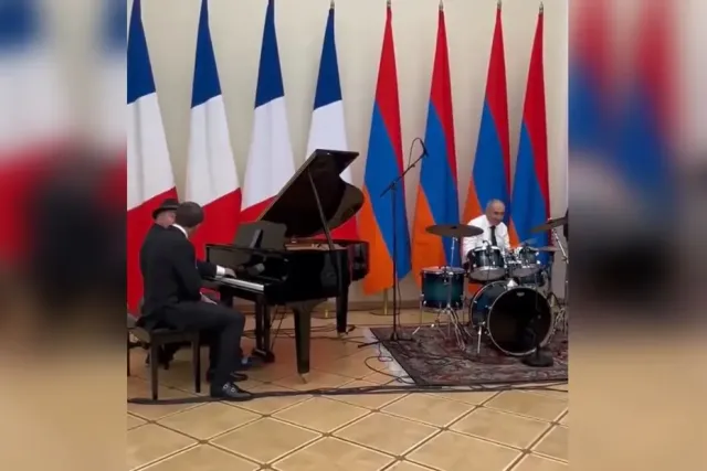 Macron ve Paşinyan'dan Sürpriz Düet: La Boheme Söylediler